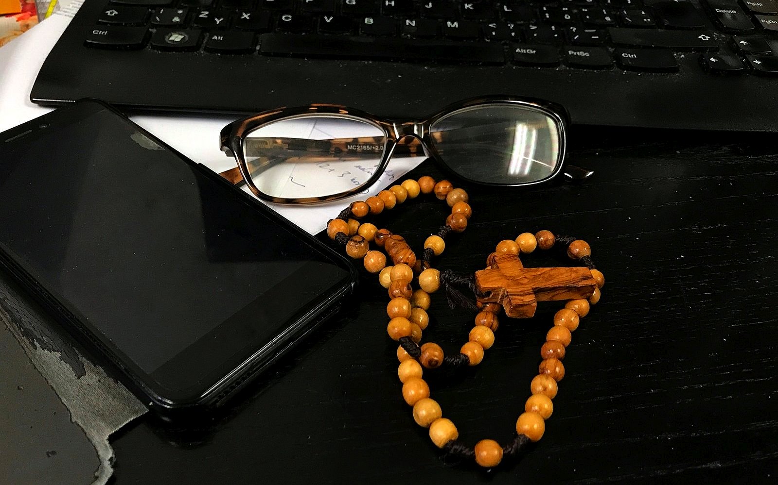 růženec na stole, brýle, klávesnice, mobil / -ima-