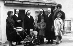 řeholnice, jeptišky, žena, ženy, dítě, děti, matka, mateřství, církev, úsměv, radost / Mariánská u Jáchymova 1969 / foto  -VMA-