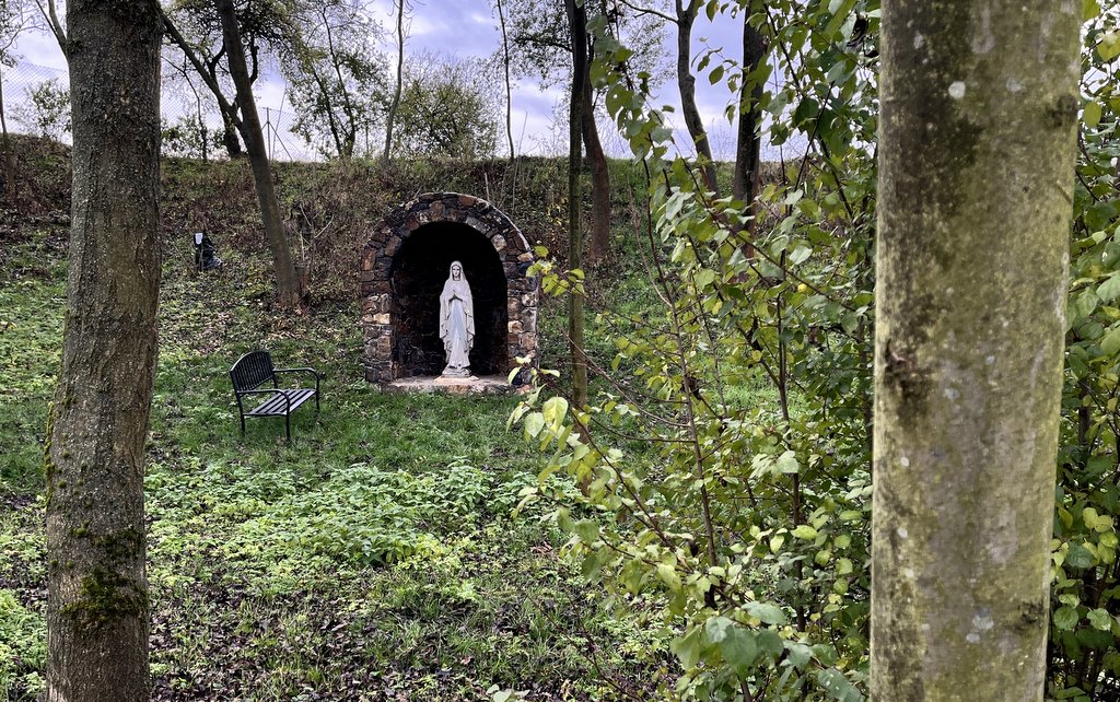 Maria, lurdská jeskyňka / -ima-