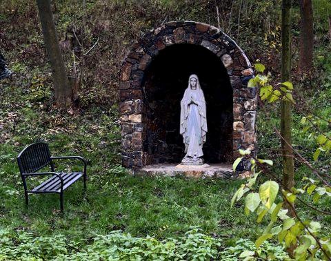Maria, lurdská jeskyňka, lavička, socha  / -ima-