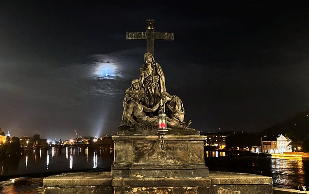 Maria, Pieta, (Stella Maris), kříž, voda, socha, měsíc, tma, Karlův most, Praha / foto -ima-